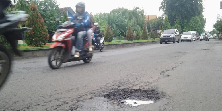 Jalan berlubang di Kendal. Kompas.Com / slamet priyatin 