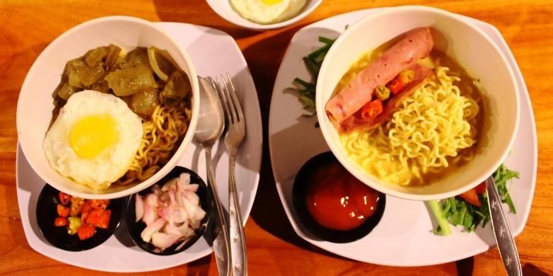 Beberapa menu serba mie di Warunk Upnormal. Dari kiri ke kanan, yaitu Mie Goreng Kikil (Gokil) yang memiliki cita rasa pedas dari bumbunya, dan Mie Upnormal, mie instan rebus diguyur kuah dengan saus keju yang menggugah selera.