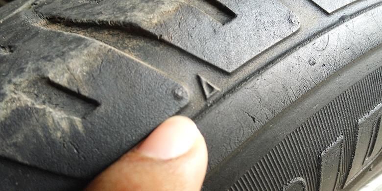 Segitiga Tire Wear Indicator (TWI) untuk memeriksa kelayakan ban