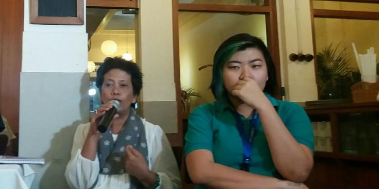 Sekretaris Jenderal Koalisi Perempuan Indonesia Dian Kartikasari (kiri) dan Pengacara Lembaga Bantuan Hukum (LBH) Jakarta Veronica Koman dalam sebuah acara diskusi terkait Hari Perempuan Internasional di Jakarta, Minggu (6/3/2016)