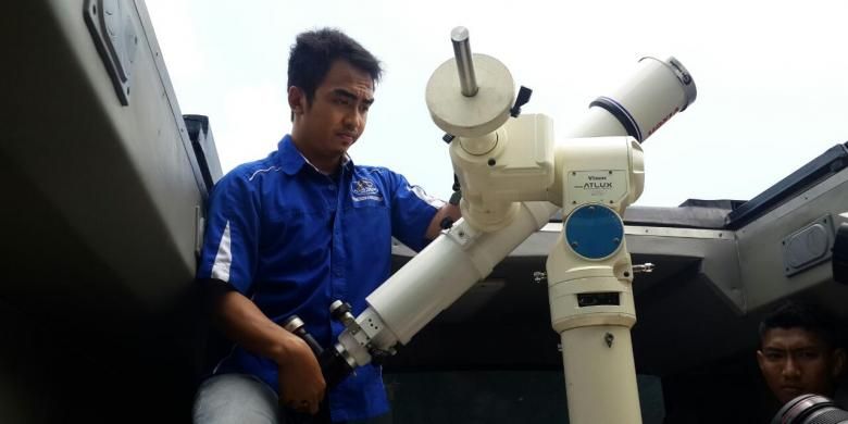 Petugas Planetarium sedang mempersiapkan teleskop untuk gerhana matahari pada Rabu (9/3/2016).