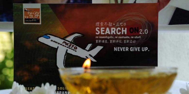 Lilin dinyalakan saat acara doa bersama kepada korban hilangnya pesawat Malaysia Airlines MH370, di Petaling Jaya, Malaysia, 8 Maret 2016.