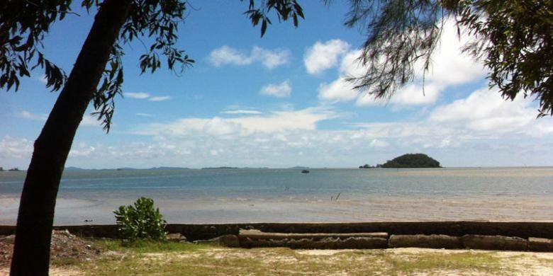Panorama laut biru kecoklatan dilihat dari tepi Pantai Tanjung Pendam yang terletak di Kelurahan Kampung Parit, Kecamatan Tanjung Pandan, Kabupaten Belitung, Kepulauan Bangka Belitung, Senin (7/3/2016).