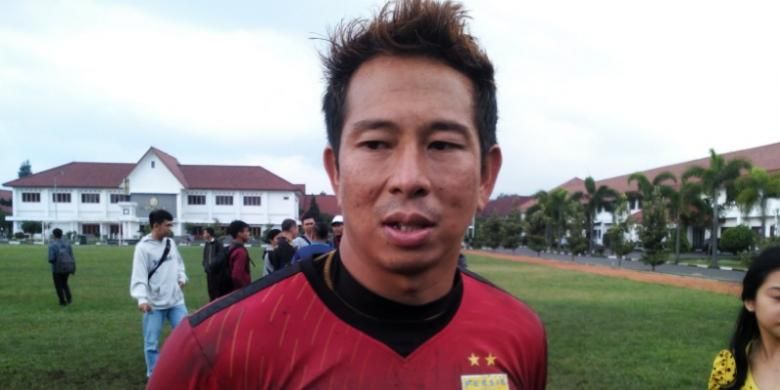 Kiper Persib I Made Wirawan saat ditemui usai latihan di Lapangan Sesko AD, Jalan Gatot Subroto, Senin (7/3/2016).