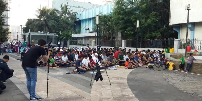 Shalat gerhana matahari di Planetarium, Jakarta, Rabu (9/3/2016).