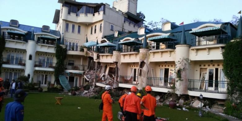 Petugas Basarnas saat melakukan evakuasi di Hotel Club Bali yang rusak akibat tertimpa tanah longsor, Rabu (9/3/2016). (Dokumentasi Basarnas)