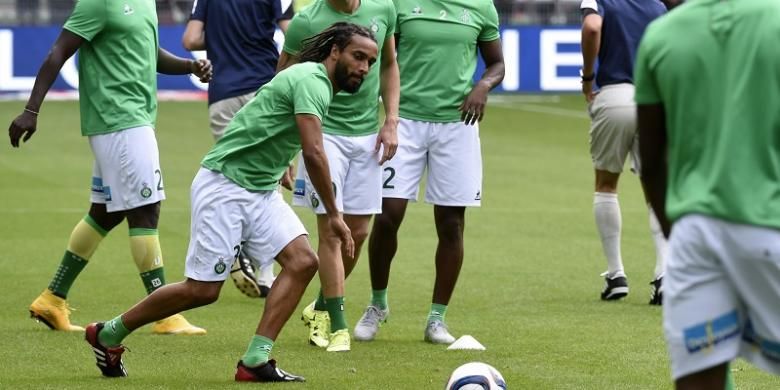 Assou-Ekotto saat sedang menjalani pemanasan bersama rekan-rekannya, jelang laga Ligue 1 antara Saint-Etienne dan Bordeaux, 15 Agustus 2015.