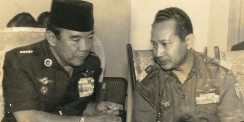 Presiden RI ke I Soekarno dan Jenderal Soeharto