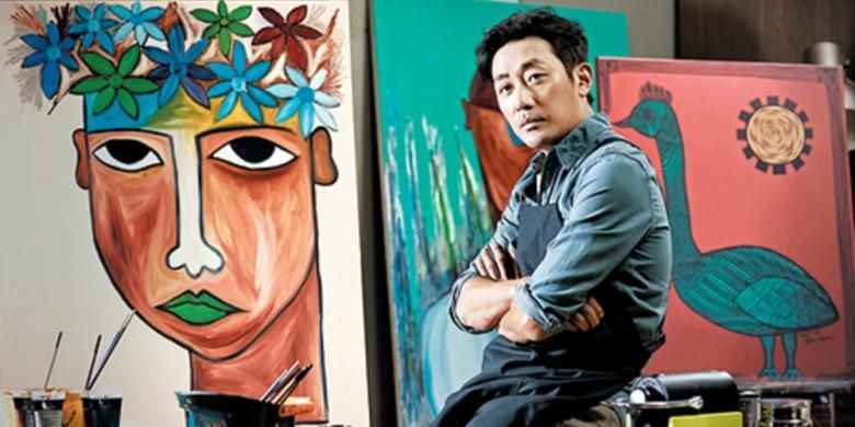Aktor Korea Selatan Ha Jung Woo dan beberapa lukisannya.