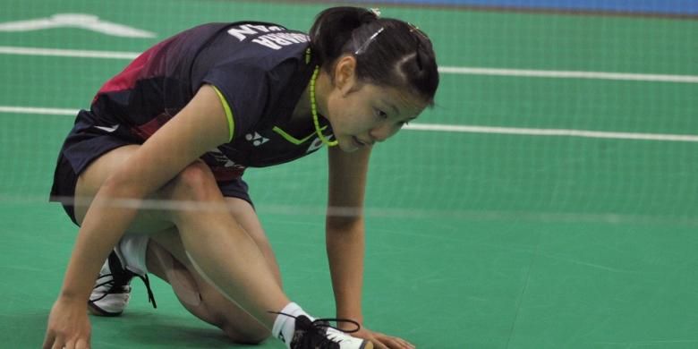 Pemain tunggal putri Jepang, Nozomi Okuhara, bereaksi saat menghadapi pemain Thailand, Busanan Ongbumrungpan, pada babak semifinal Kejuaraan Beregu Asia di Hyderabad, India, Sabtu (20/2/2016).