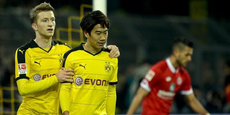 Dua pemain Borussia Dortmund, Marco Reus (kiri) dan Shinji Kagawa, menjadi pahlawan kemenangan timnya atas Mainz 05, pada laga Bundesliga di Stadion Signal Iduna Park, Minggu (13/3/2016).