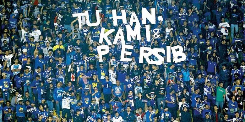 Aksi bobotoh Persib Bandung saat mendukung timnya pada Piala Presiden 2015 di Bandung.