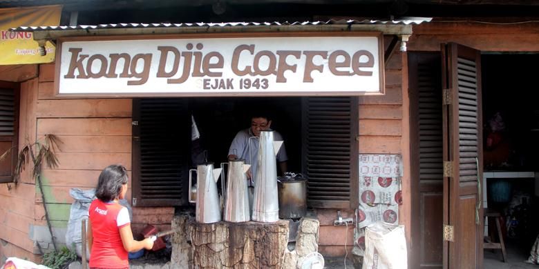 Warung Kopi Kong Djie yang terletak di persimpangan jalan Siburik Barat dan Jalan Kemuning, Tanjung Pandan, Belitung. 