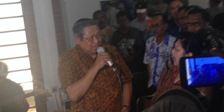 Susilo Bambang Yudhoyono bernyanyi lagu menghibur warga di Semarang. Salah satu lagi didendangkan untuk Ani.
