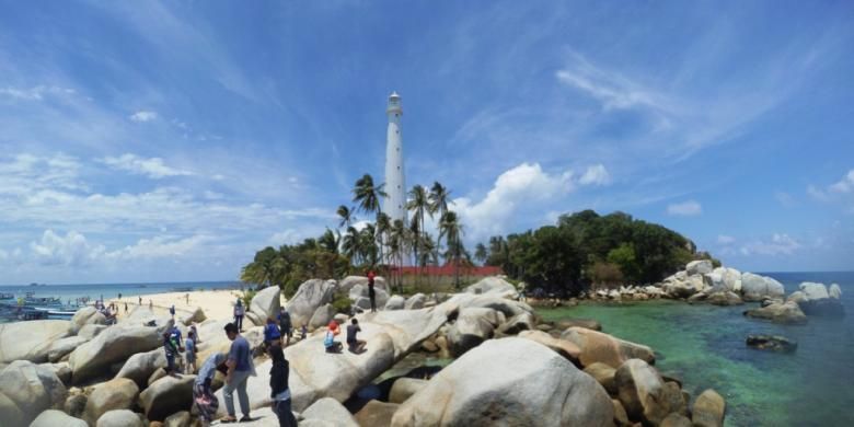 Pulau Lengkuas yang memiliki mercusuar setinggi 62 meter dengan ratusan anak tangga. Diatasnya wisatawan dapat melihat berbagai pulau kecil dan birunya laut Belitung.