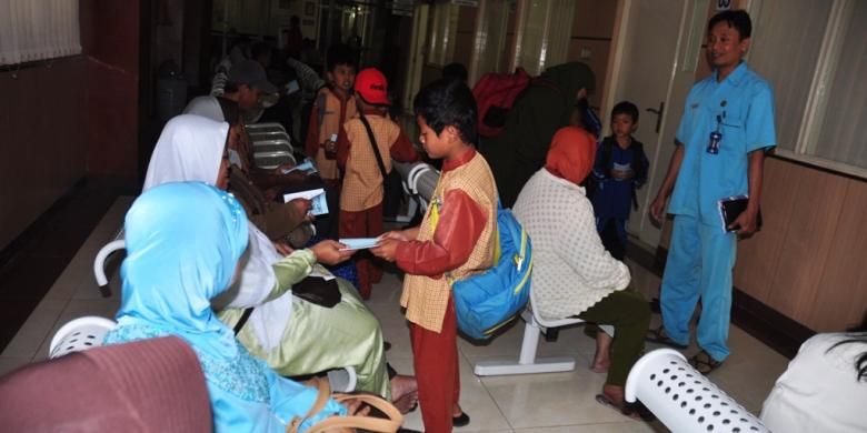 Ratusan anak dari Sekolah Dasar Islam Terpadu (SDIT) Ibnu Masud Ambarawa membagikan buku kumpulan doa bagi orang yang sakit di RSUD Ambarawa, Rabu (16/3/2016).