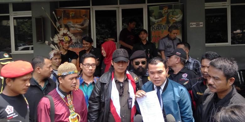 Lembaga Swadaya Masyarakat Komunitas Pengawas Korupsi saat melaporkan penyanyi dangdut Zaskia Gotik Ke Polda Metro Jaya, pada 17 Maret 2016.