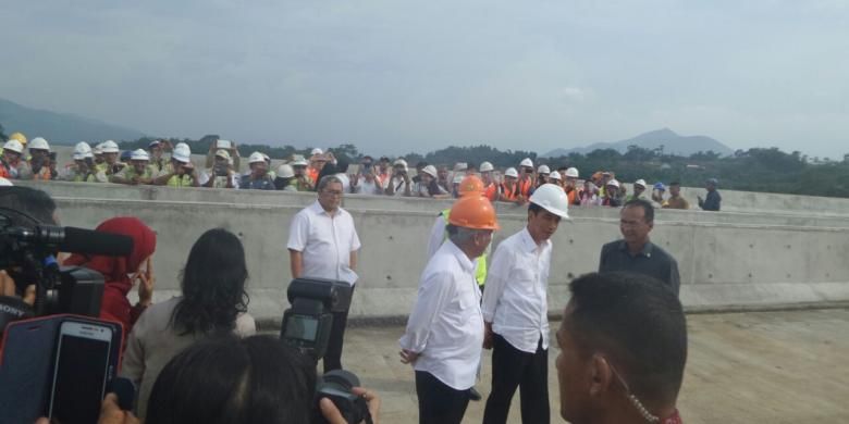 Presiden Indonesia Joko Widodo bersama Menteri Pekerjaan Umum dan Perumahan Rakyat (PUPR) Basuki Hadimuljono meninjau pembangunan Jalan Tol Cisumdawu, Kamis (17/3/2016).