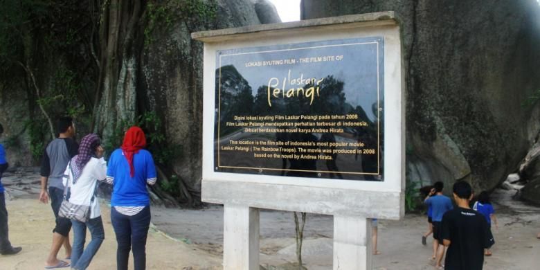 Munumen Laskar Pelangi di Pantai Tanjung Tinggi, yang menginformasikan bahwa tempat tersebut sebagai latar dari cerita terkenal Laskar Pelangi.