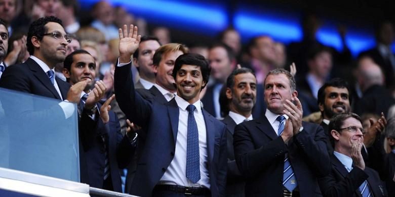 Pemilik City Football Group, Sheikh Mansour bin Zayed Al Nahyan, melambaikan tangannya saat berada di Stadion Etihad.
