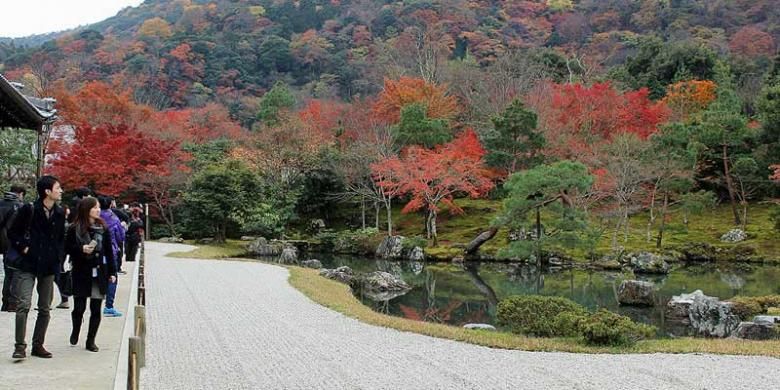 Taman Sogenchy di Kuil Tenryuji di Arashiyama, Kyoto, Jepang, awal musim dingin Desember 2015, menjadi tujuan wisata yang populer. Kawasan kuil ini menjadi salah satu warisan budaya dunia.