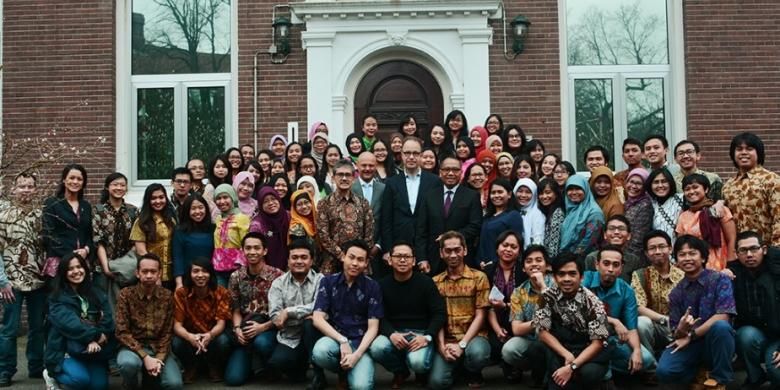 Para pelajar Indonesia penerima beasiswa Studeren in Nederland (StuNed) di Belanda menggagas forum diskusi In the Footstep of Hatta: How to Build Global Competitiveness. Diskusi digelar pada acara tahunan StuNed Day di KBRI Den Haag, Belanda, Sabtu (19/3/2016). 