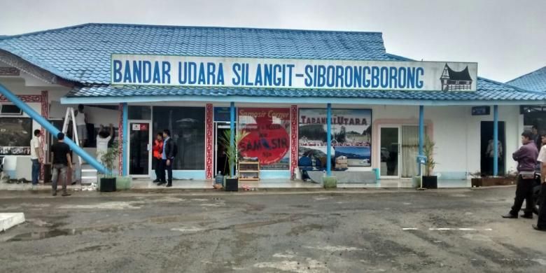 Bandara Silangit, yang berada di Kabupaten Tapanuli Utara, Sumatera Utara. Melalui bandara ini dapat dilakukan penerbangan langsung ke Danau Toba. 