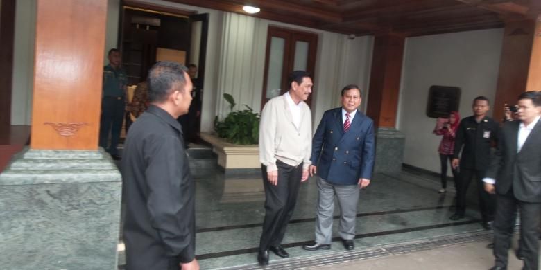Menkopolhukam Luhut Binsar Panjatan saat mengantar Ketum Gerindra Prabowo Subianto keluar dari kantornya, Rabu (23/3/2016).