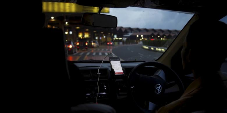 Selain bersaing dengan sesama perusahaan taksi, mereka kini juga bersaing dengan angkutan umum berbasis aplikasi. Pengemudi jasa mobil lewat aplikasi Uber mengantar penumpang di Bandara Soekarno-Hatta, Tangerang, Banten, Senin (1/2/2016). 