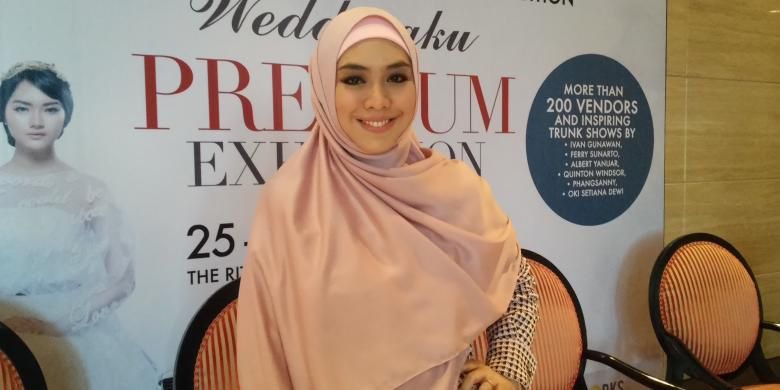 Oki Setiana Dewi diabadikan usai konferensi pers Weddingku Premier Exhibition di Ritz Carlton Jakarta, Jumat (25/3/2016).