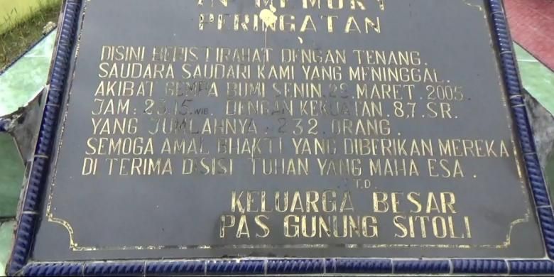 Prasasti mengenang para Korban Gempa Nias, 28 Maret 2005, di Lokasi pekuburan Santiong Baru, Desa Fodo, Kecamatan Gunungsitoli Selatan, Kota Gunungsitoli, Sumatera Utara