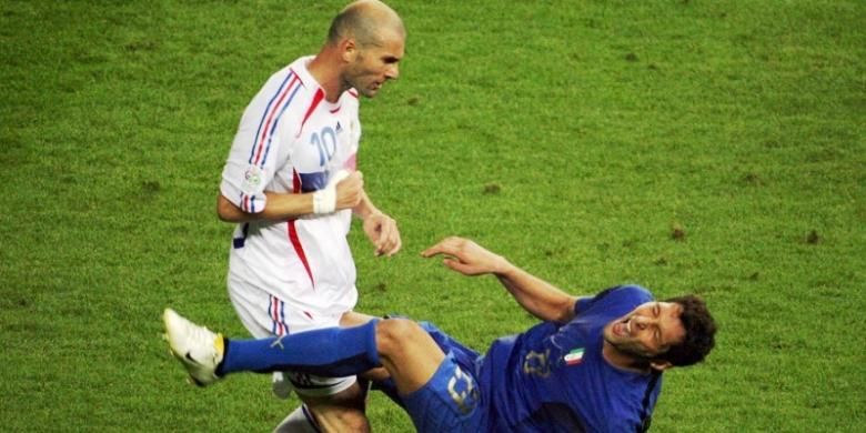 Pemain tim nasional Perancis, Zinedine Zidane, menanduk bek Italia, Marco Materazzi, pada final Piala Dunia 2006.