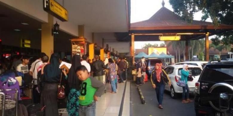 Suasana padatnya Bandara Adisucipto Yogyakarta, Minggu (26/7/2015) pagi. 