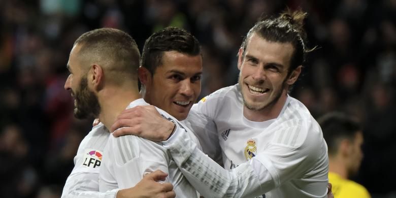 Gareth Bale (kanan), Karim Benzema (tengah), dan Cristiano Ronaldo merayakan gol Real Madrid ke gawang Sevilla pada lanjutan La Liga di Stadion Santiago Bernabeu, 20 Maret 2016.