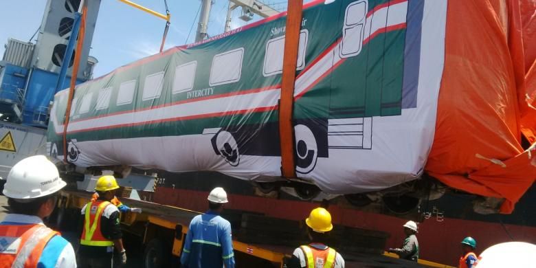 Gerbong kereta api penumpang buatan PT Inka Madiun dikirimkan ke Bangladesh melalui Pelabuhan Tanjung Perak Surabaya, Kamis (31/3/2016).