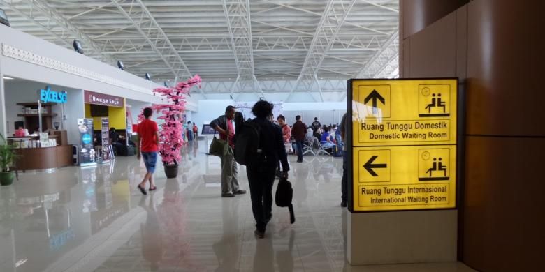 Suasana terminal penumpang Bandara Supadio, Pontianak, Kalimantan Barat, Rabu (30/3/2016). Angkasa Pura II terus mengembangkan bandara ini dan pembangunan ditargetkan selesai pada pertengahan Desember 2016.