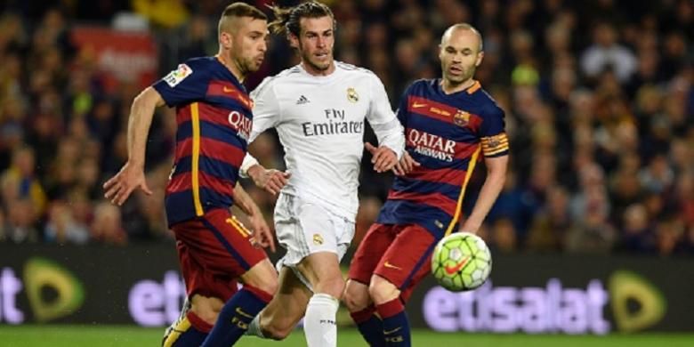 Gareth Bale diapit Jordi Alba dan Andres Iniesta pada pertandingan El Clasico antara Real Madrid dan Barcelona di Camp Nou, Sabtu (2/4/2016).