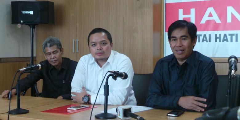 Anggota DPRD DKI dari Fraksi Partai Hanura Wahyu Dewanto (baju putih) klarifikasi perihal surat edaran yang menyebut dia meminta akomodasi selama berlibur ke Australia. 