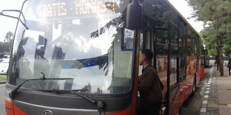 Selasa (5/4/2016), Pemprov DKI menyiagakan 20 unit bus Transjakarta untuk menghadapi simulasi penghapusan jalur Three in One. Ada dua titik bus yang telah disiapkan yakni Bundaran Senayan dan Halte Harmoni