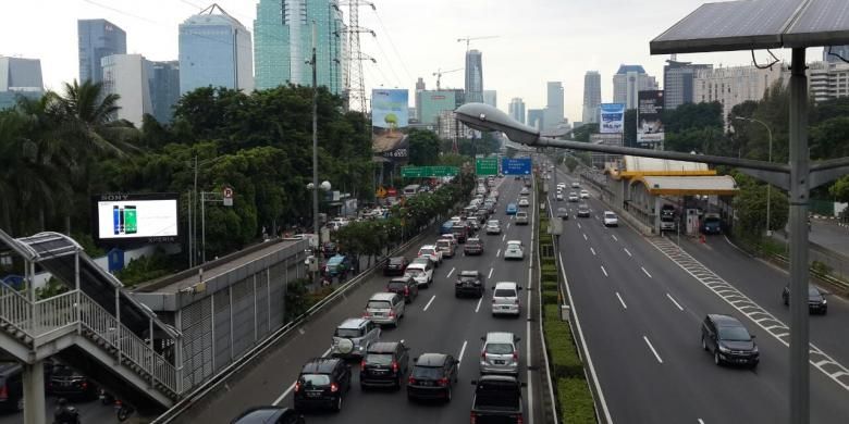 Kepadatan di pintu keluar tol dalam kota di Semanggi, Jakarta Pusat, Selasa (5/4/2016). Pemprov DKI Jakarta dan Polda Metro Jaya uji coba penghapusan sistem three in one hari ini.