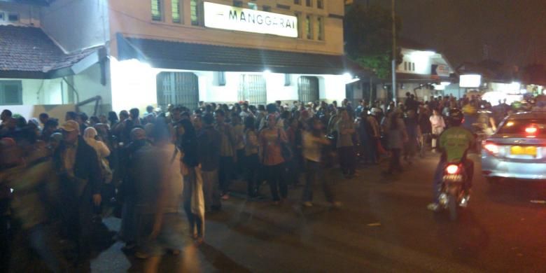 Kepadatan lalu lintas di depan Stasiun Manggarai, Rabu (6/4/2016) malam.