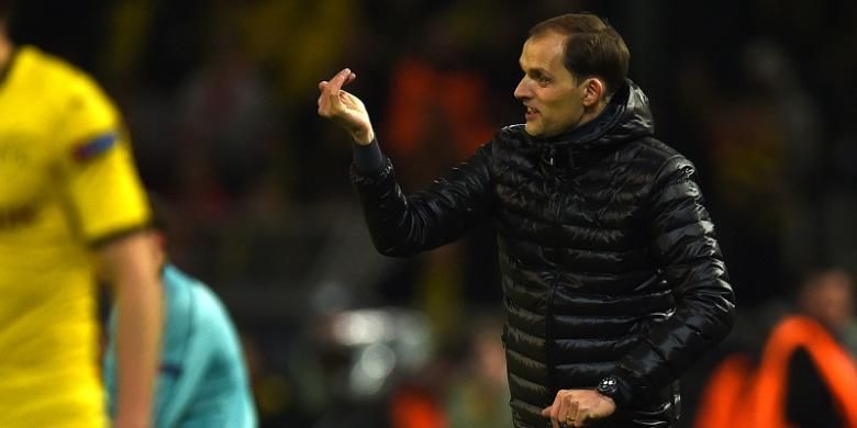 Pelatih Borussia Dortmund, Thomas Tuchel, memberikan instruksi kepada para pemainnya pada laga leg pertama perempat final Liga Europa di Signal Iduna Park, Kamis (7/4/2016) waktu setempat.