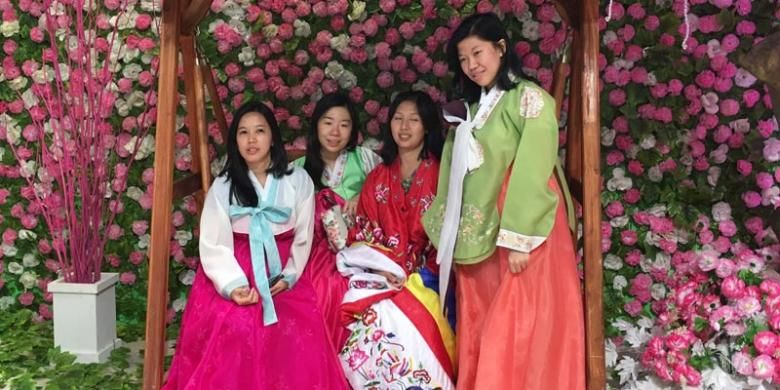 Pengunjung Korea Festival 2016 mengenakan hanbok, pakaian tradisional Korea. Korea Festival 2016 berlangsung di Lotte Shopping Avenue, Jumat (8/4/2016) sampai Minggu (10/4/2016). Festival budaya dan wisata Korea Selatan ini menyuguhkan beragam pertunjukan budaya serta tentunya paket-paket wisata.