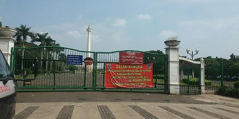 Suasana di pintu Monumen Nasional (Monas) sekitar Stasiun Gambir, Jakarta Pusat, Minggu (10/4/2016). Sejak Sabtu (9/4/2016) lalu, delman dilarang beroperasi di seluruh kawasan Monas.