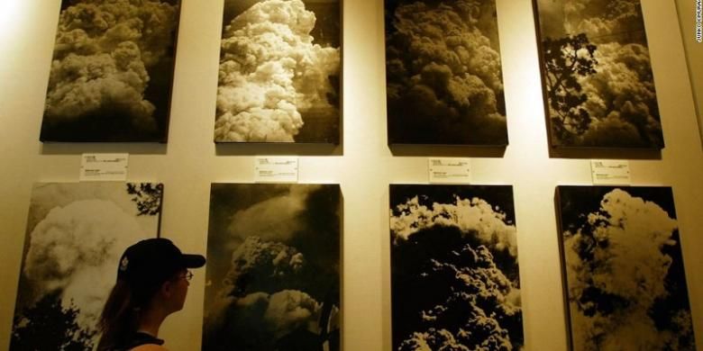 Pengunjung mengamati foto-foto ledakan nuklir di museum dan memorial perdamaian Hiroshima