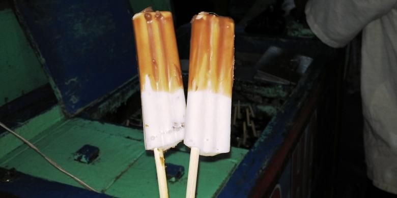 Sepintas penampakan es hawa Semarang seperti es lilin yang di tusuk menggunakan sumpit jika di Jawa Barat. 