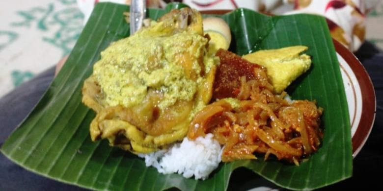 Nasi Ayam khas Semarang lengkap dengan potongan telur rebus berbumbu, tahu opor, sayur labu manis dengan krecek, dan suwiran ayam, diguyur kuah opor kuning.