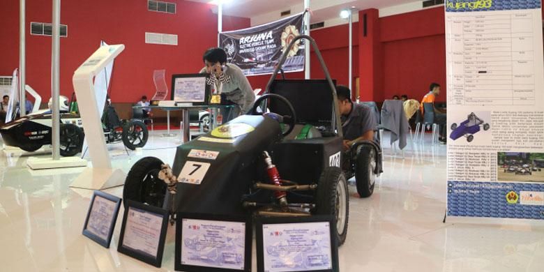 Mobil Listrik buatan Mahasiswa di pameran IIMS 2016