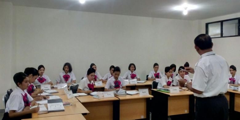 Suasana Kelas Pramugari di Pusat Pelatihan  Pramugari, Komplek Lion City Balaraja Tangerang Banten (14/4/2016)