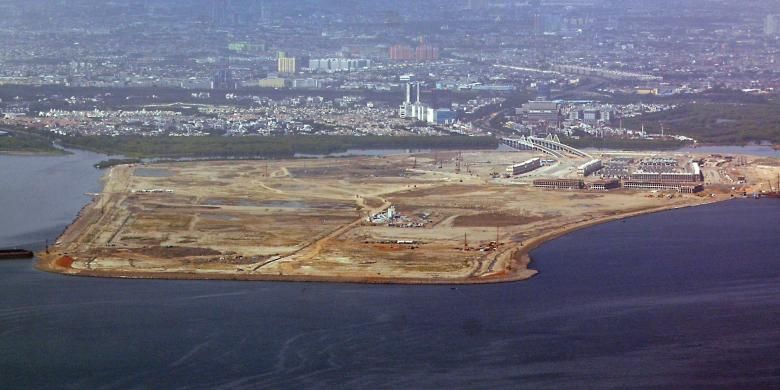 Berdasarkan pantauan udara dengan menggunakan helikopter pada Kamis (14/4/2016), aktivitas reklamasi masih tetap berlangsung di Pulau D, yang terletak muka bibir pantai Indah Kapuk. 